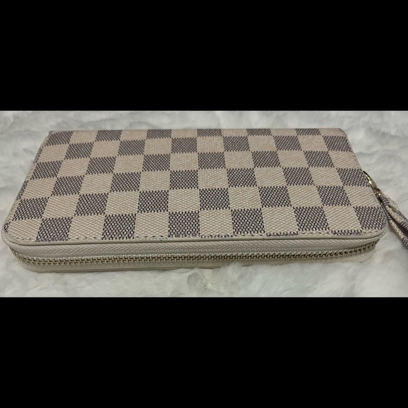 Off White Cream and Gray Checkered Zip Wallet Clutch Wristlet - Picture 5 of 5